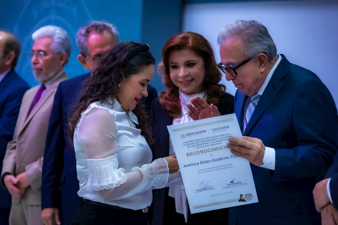 Rocha Moya entrega estímulos a maestros que acreditaron la convocatoria Práctica Educativa 2024