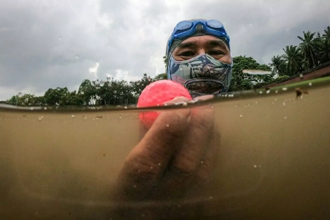 Malaisie: repêcher des balles de golf, la reconversion d'un ex-plongeur de l'armée