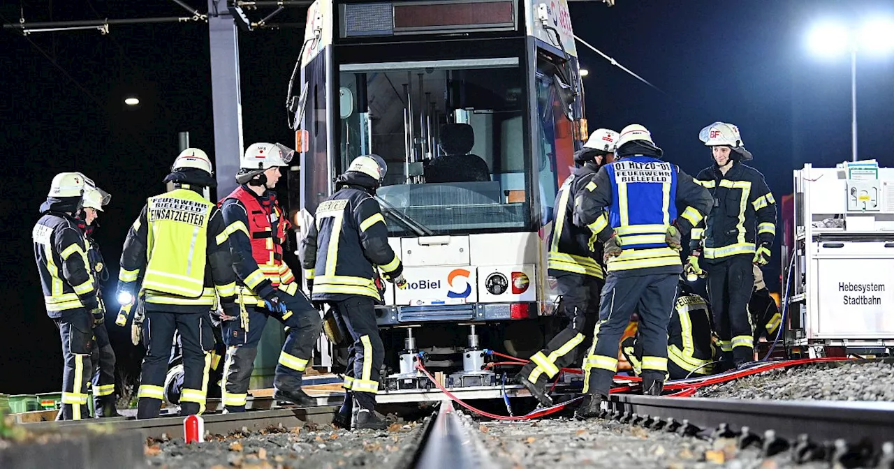 Entgleiste Bielefelder Stadtbahn sorgt für stundenlangen Feuerwehreinsatz