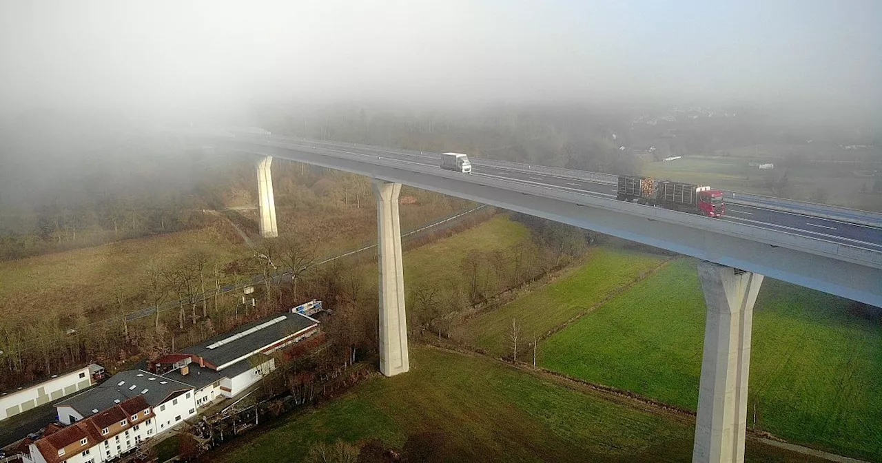 Fahrer stürzt in den Tod: Tödlicher Lkw-Unfall mit Lkw auf B480-Brücke bei Bad Wünnenberg