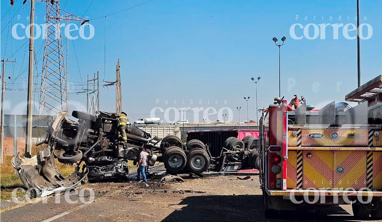 Hombre sale con vida luego de que un trailer le cayera encima en Pénjamo