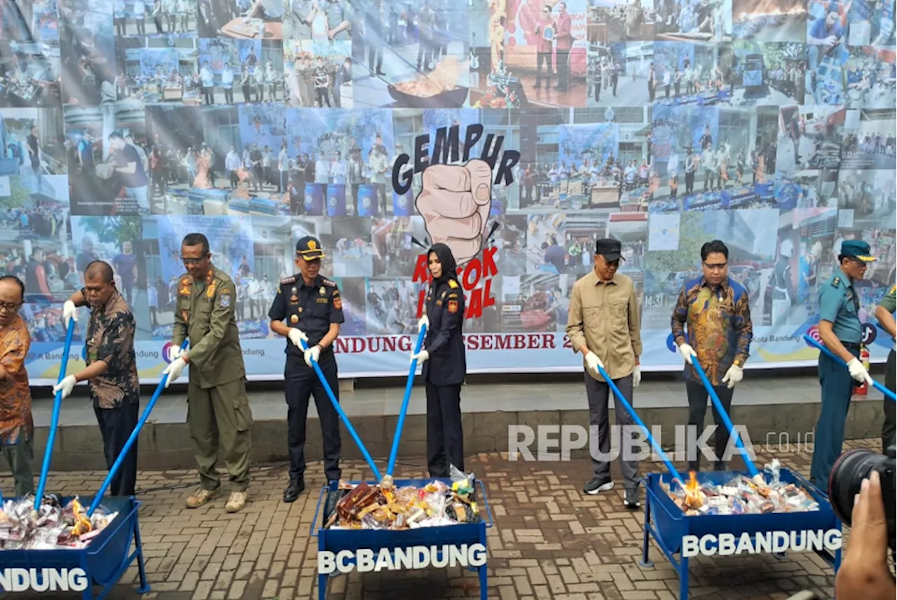 Bea Cukai dan Pemerintah Kota Bandung Musnahkan Ribuan Botol Miras dan Jutaan Batang Rokok