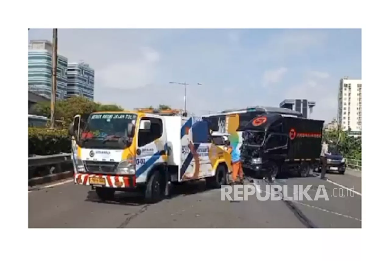 Breaking News: 4 Kendaraan Terlibat Kecelakaan Beruntun di Tol Dalam Kota Cawang