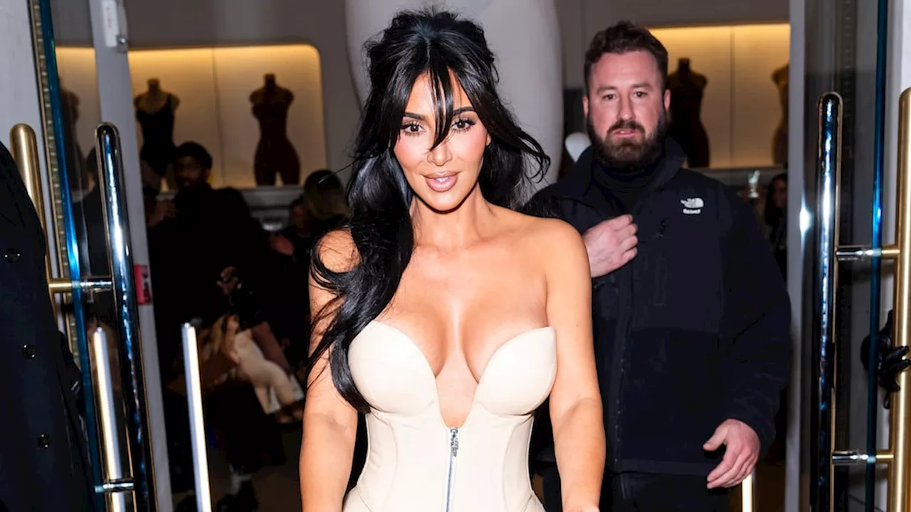 Kim Kardashian verschijnt met gebroken voet op hakken bij event