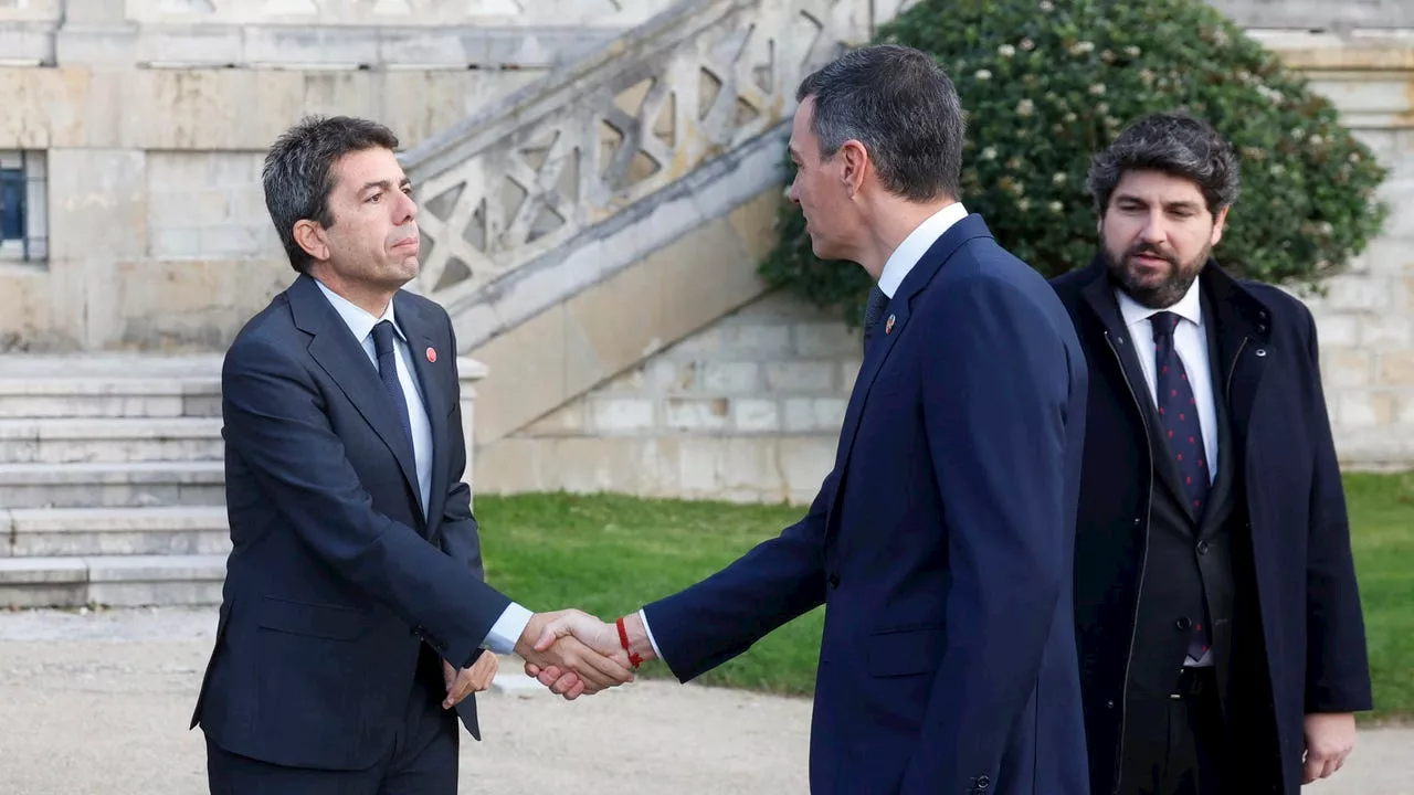 El saludo frío entre Sánchez y Mazón en Santander tras su polémica gestión de la DANA