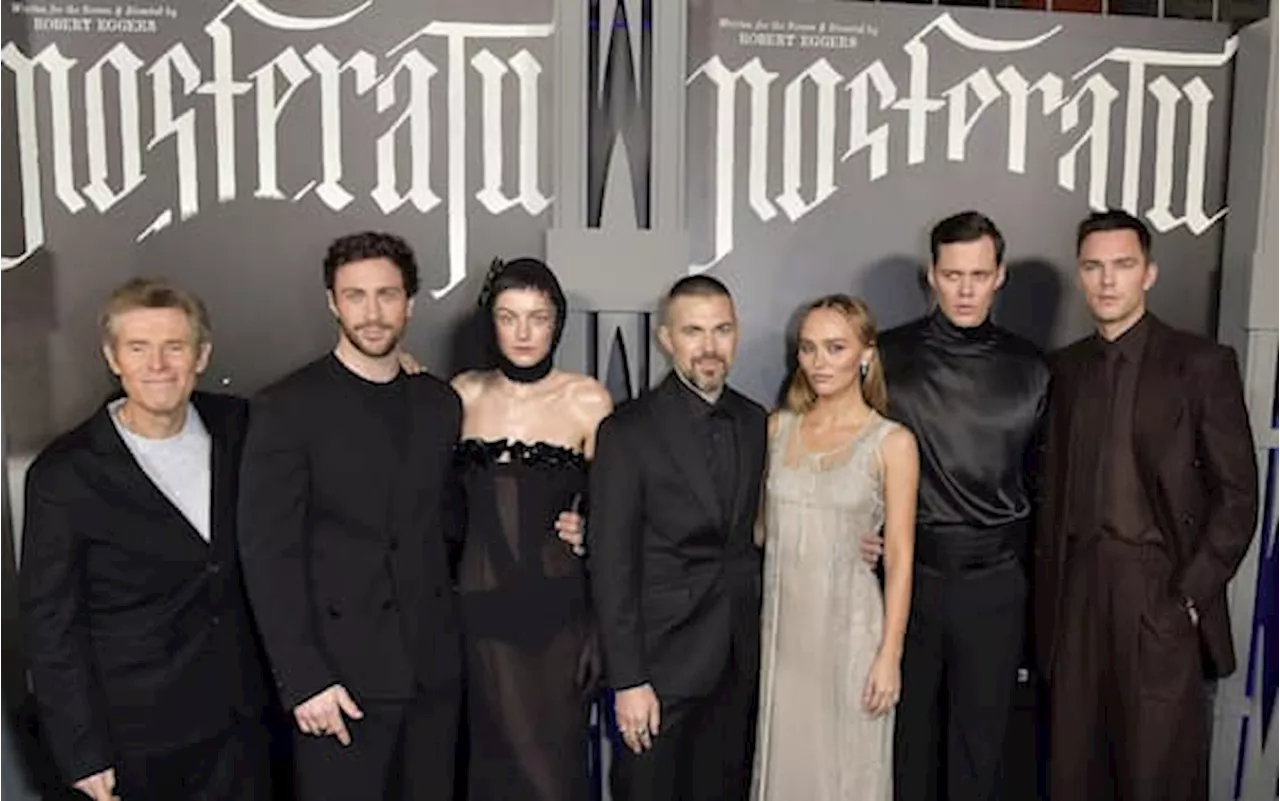 Nosferatu, Lily Rose Depp look da angelo gotico alla première dell'atteso horror di Eggers