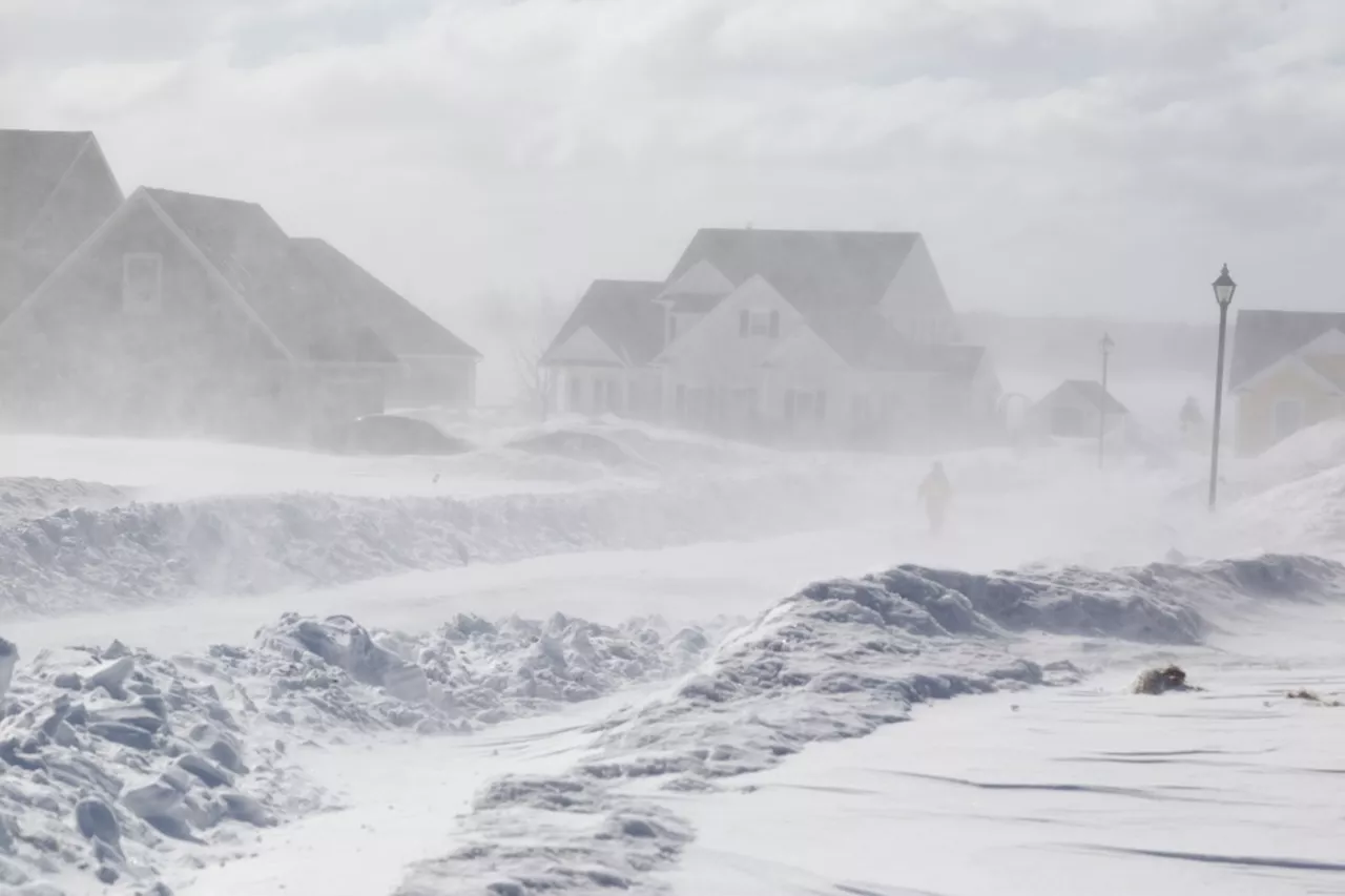 Snow squalls will persist through the day: Environment Canada