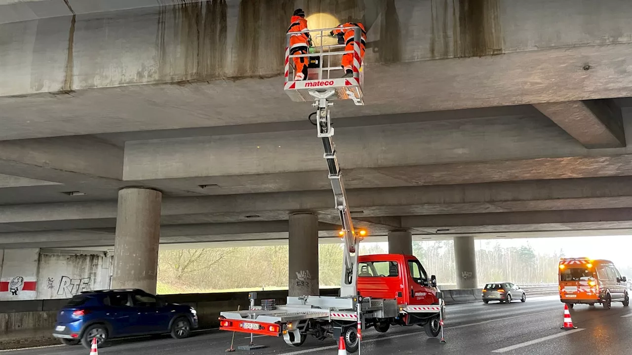 Sperrung: Teile einer Autobahnbrücke der A8 stürzen ab