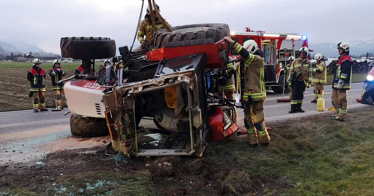 Junger Lenker geriet in Gegenverkehr: Traktor überschlug sich bei Ebbs