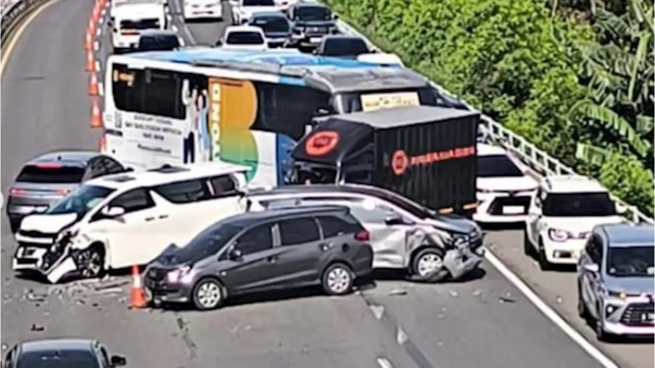 Kecelakaan Beruntun di Tol Dalam Kota Libatkan Empat Kendaraan