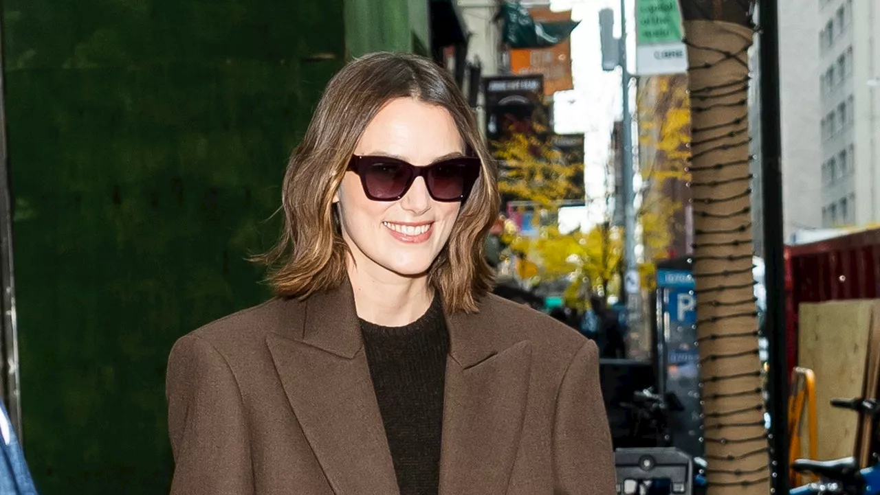 Keira Knightley: So stilvoll kombiniert sie ihren Blazer in der Trendfarbe Braun