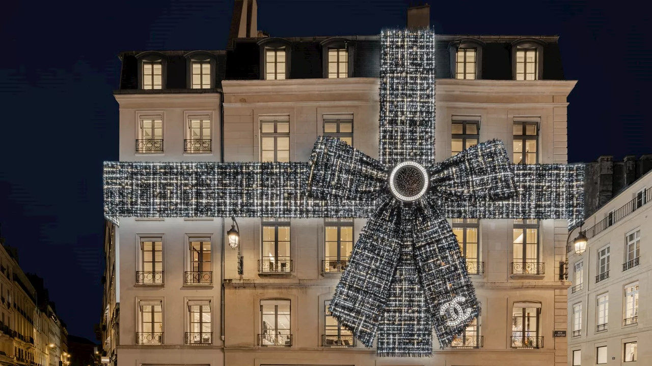 Chanel illumine Paris avec une façade de Noël magique au 19, rue Cambon