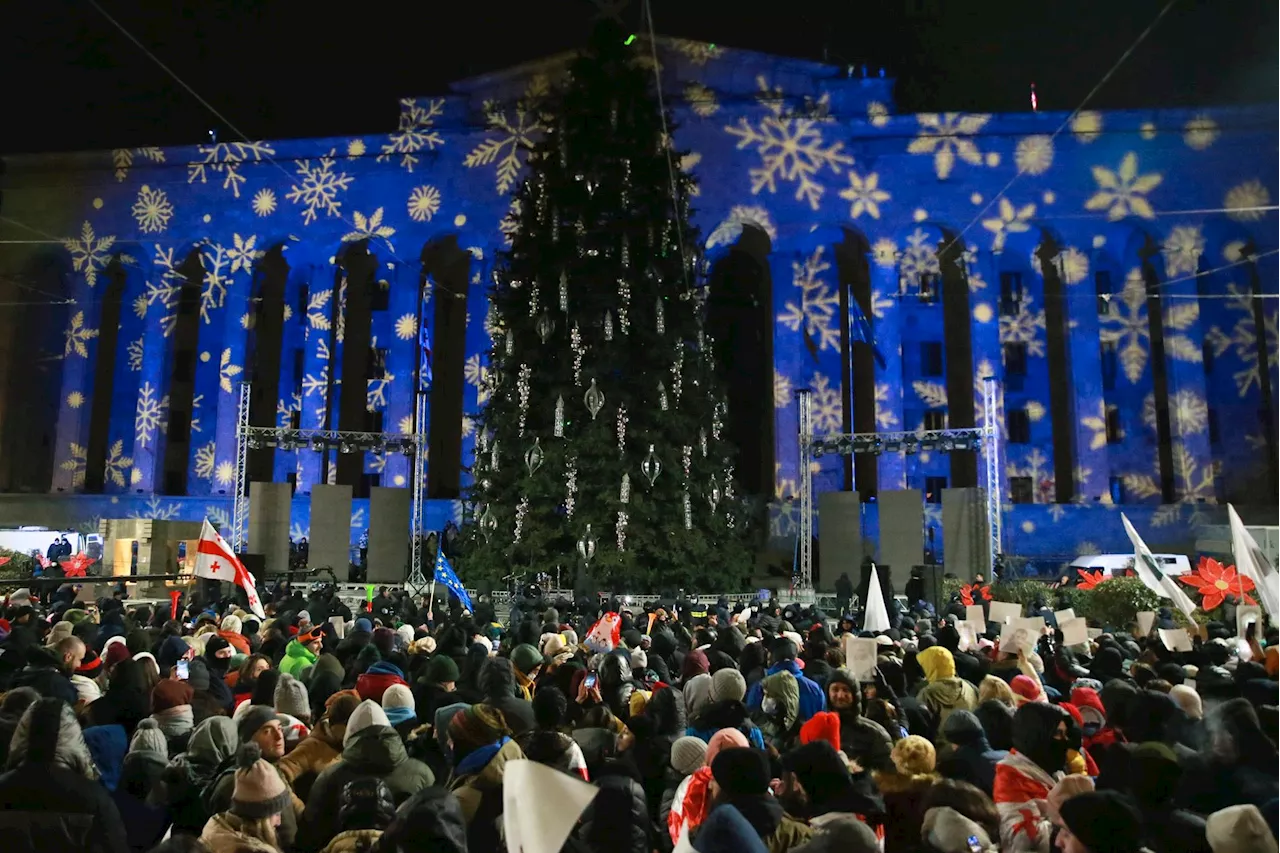 Tusentals i protest efter georgiskt presidentbyte