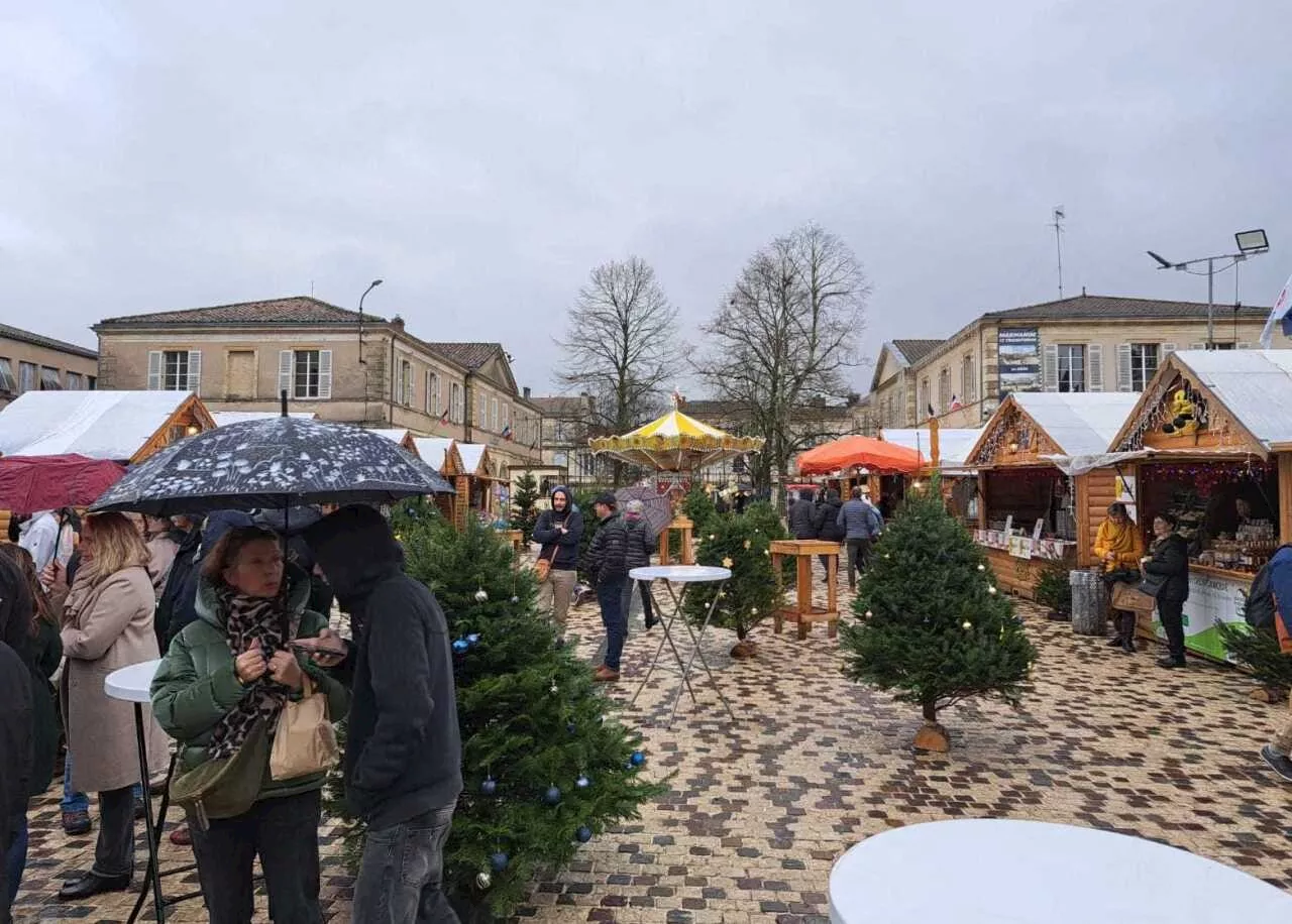 Vin chaud, manège et artisans : le marché de Noël inauguré sur la place Clemenceau à Marmande