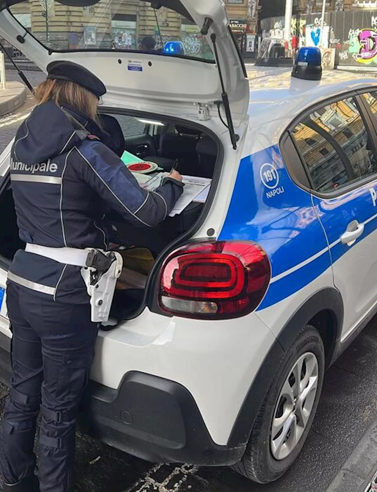 Nuovo codice della strada, a Napoli la prima multa per l'uso del cellulare alla guida