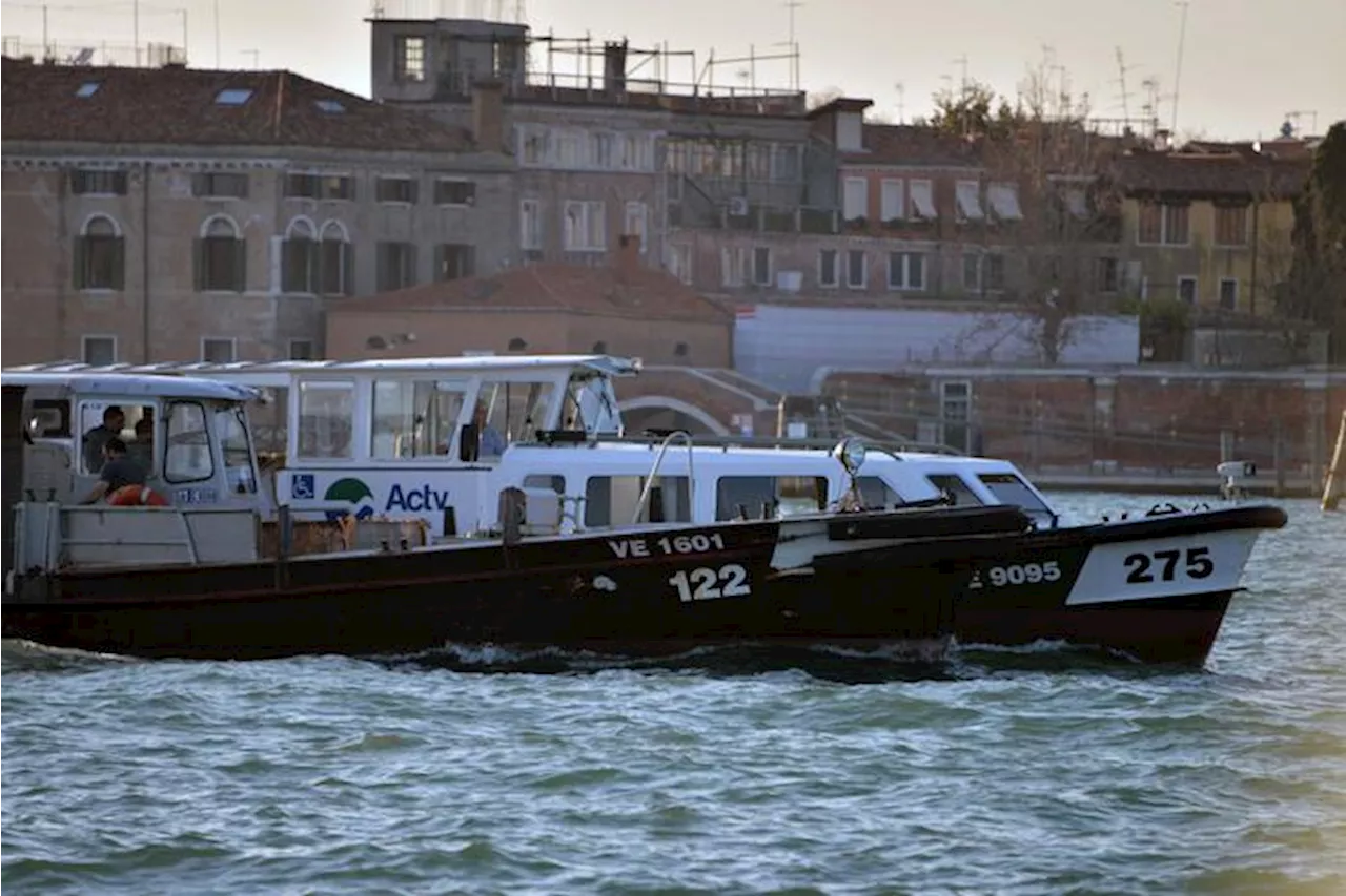 Scontro in laguna di Venezia tra lancione e vaporetto, 5 feriti