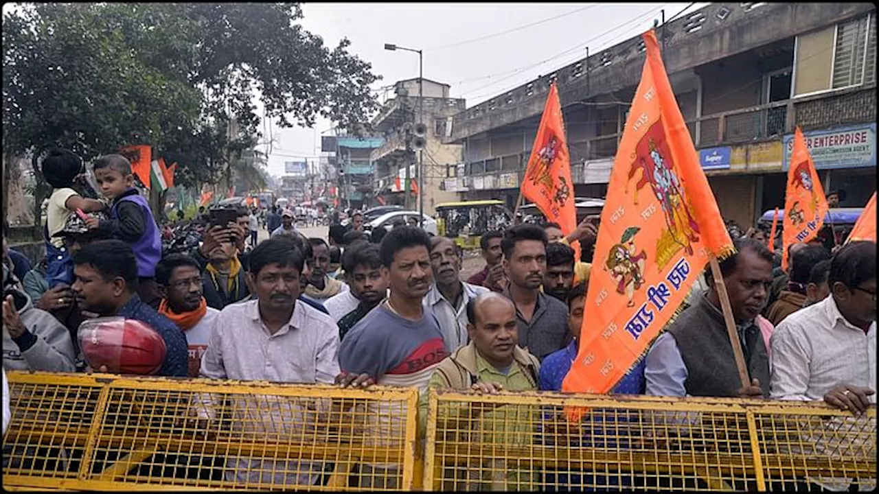 West Bengal: बांग्लादेश में हिंदुओं पर हमले का विरोध, पेट्रापोल सीमा पर BJP विधायक और हजारों लोगों का प्रदर्शन