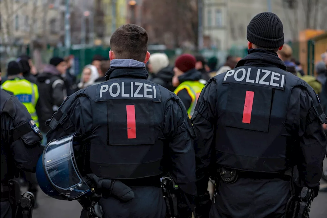 Ähnlichkeit mit einem RAF-Terroristen: Polizei überprüft bei Demo Identität von RBB-Tonmann