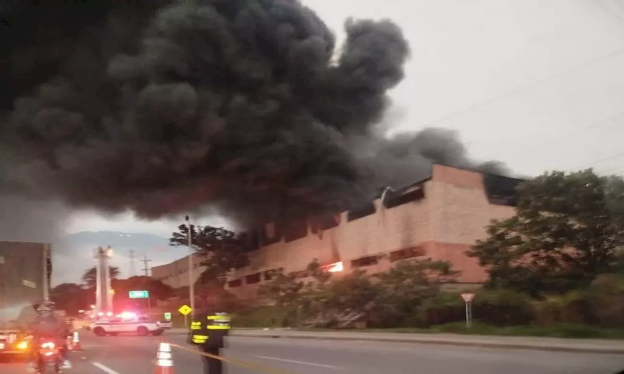 Bomberos de cuatro municipios atienden incendio en bodega de Girardota, Antioquia