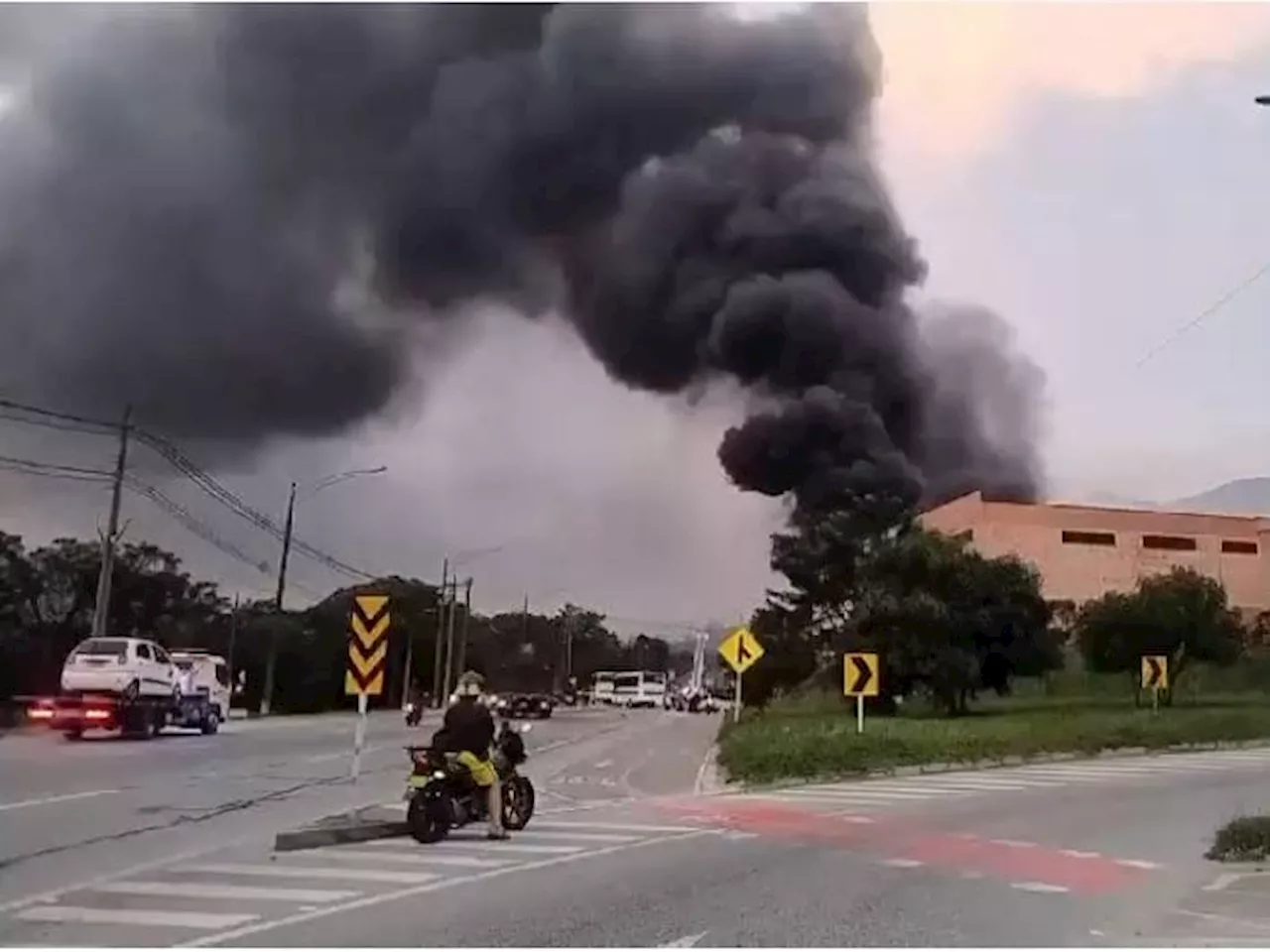 Una bodega de espumas destruida y una más afectada por un incendio en Girardota