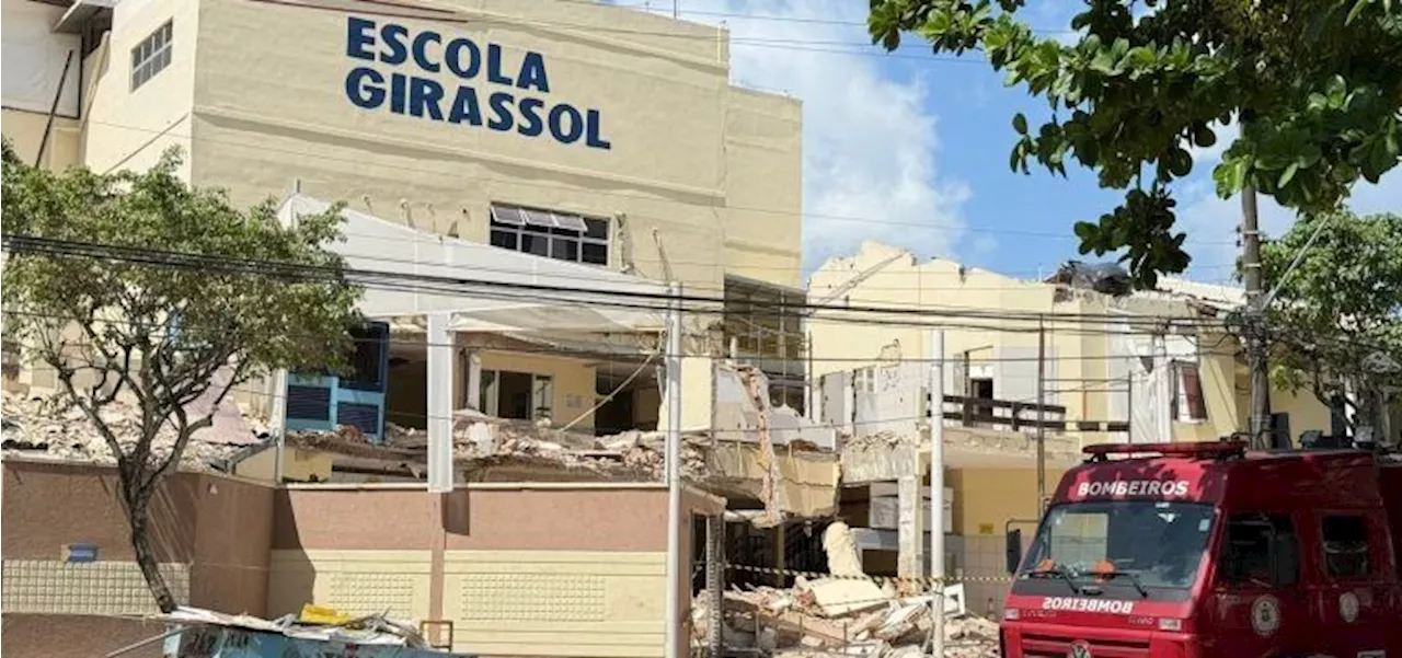 Teto de escola de idiomas desaba em Salvador