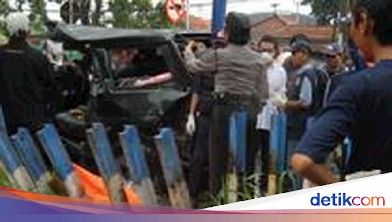 Tragedi 3 Mobil Tertabrak KA Mutiara Timur Tewaskan Tiga Orang di Surabaya