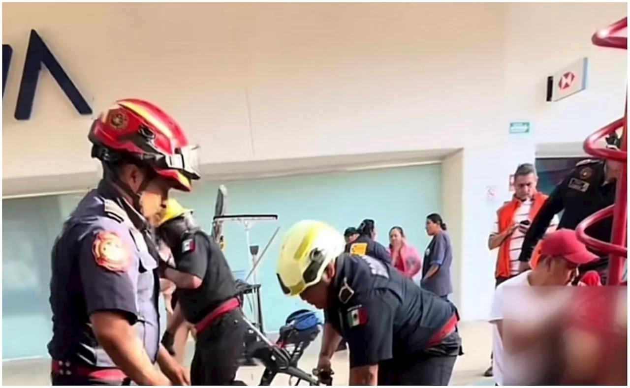 Rescatan a niño atorado en juego de plaza comercial en Yucatán; fue auxiliado por los bomberos