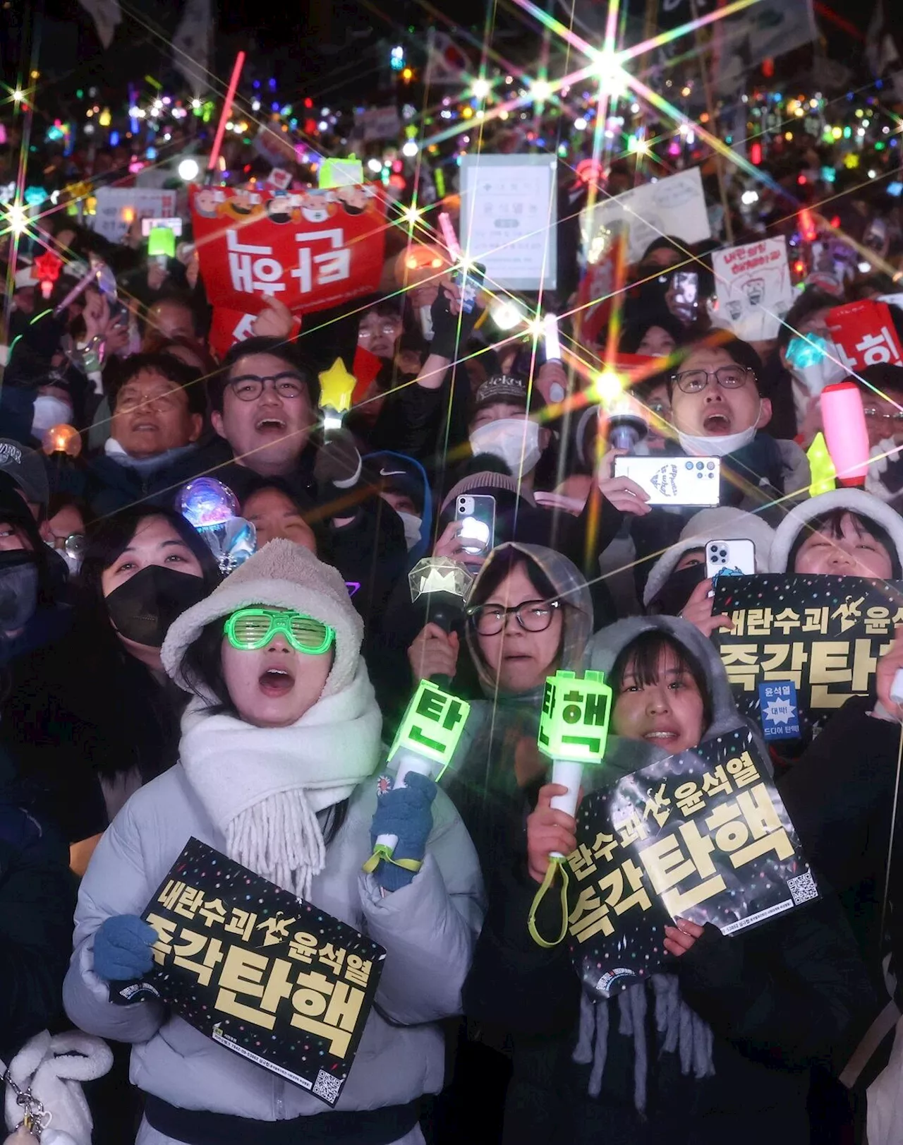 Varitas luminosas de K-pop dominan protestas que impulsaron juicio político a presidente surcoreano; exigen su destitución