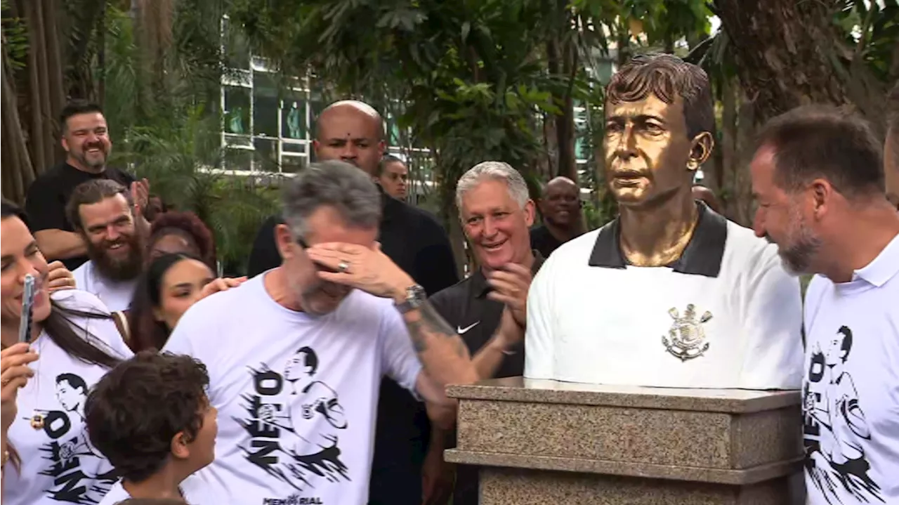 Corinthians inaugura busto de Neto, que vai às lágrimas