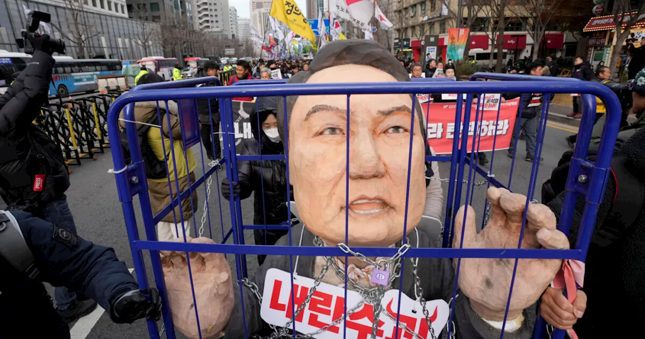 Corea del Sud, il Parlamento vota l’impeachment contro il presidente Yoon Suk-yeol: folla di…