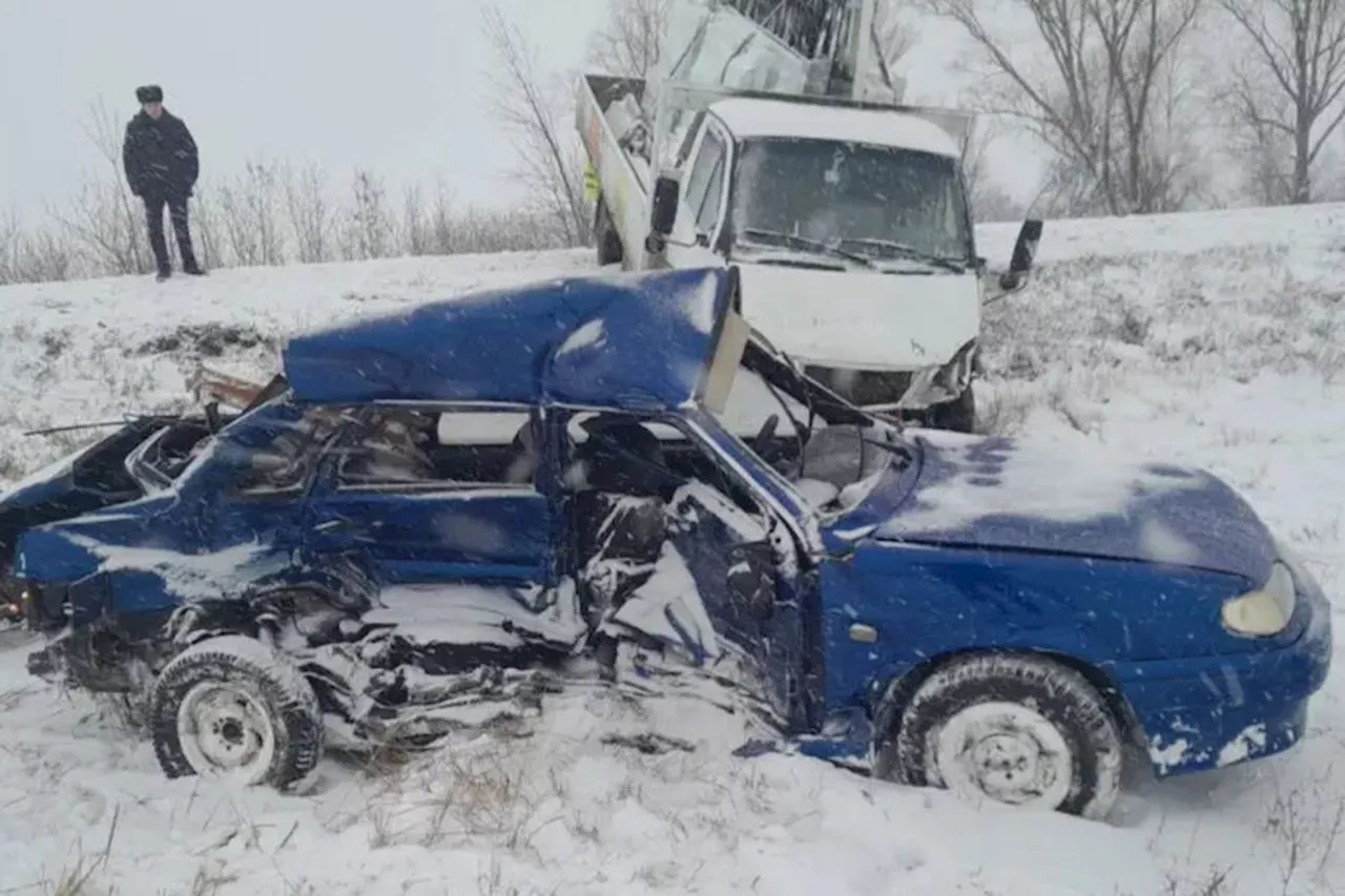 На видео попало, как грузовик снес автомобиль Lada в Воронежской области