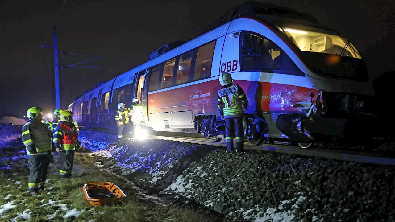 Schwerer Crash – Zug knallt in Auto auf Bahnsteig