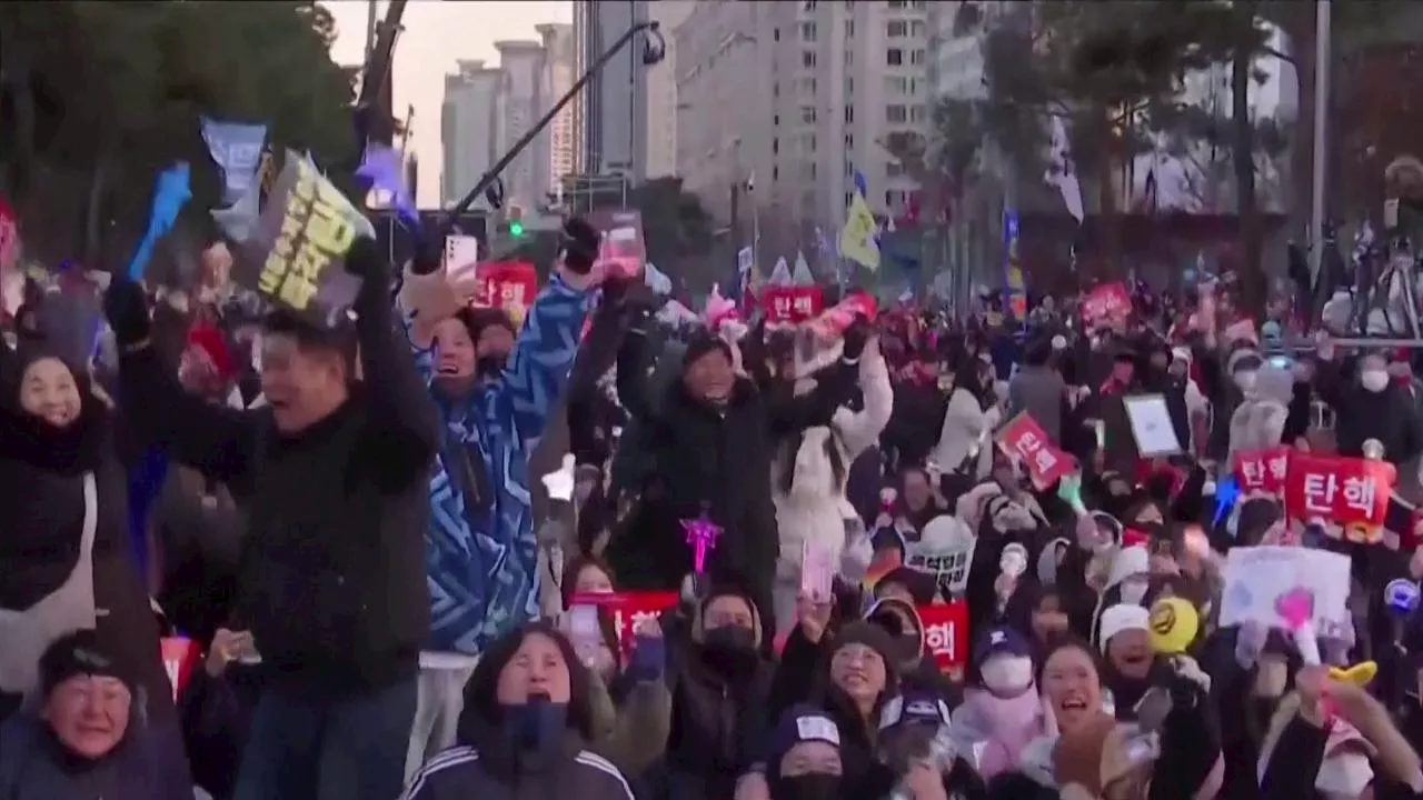 Corea del Sud, l'esplosione di gioia della folla all'annuncio dell'impeachment del presidente Yoon