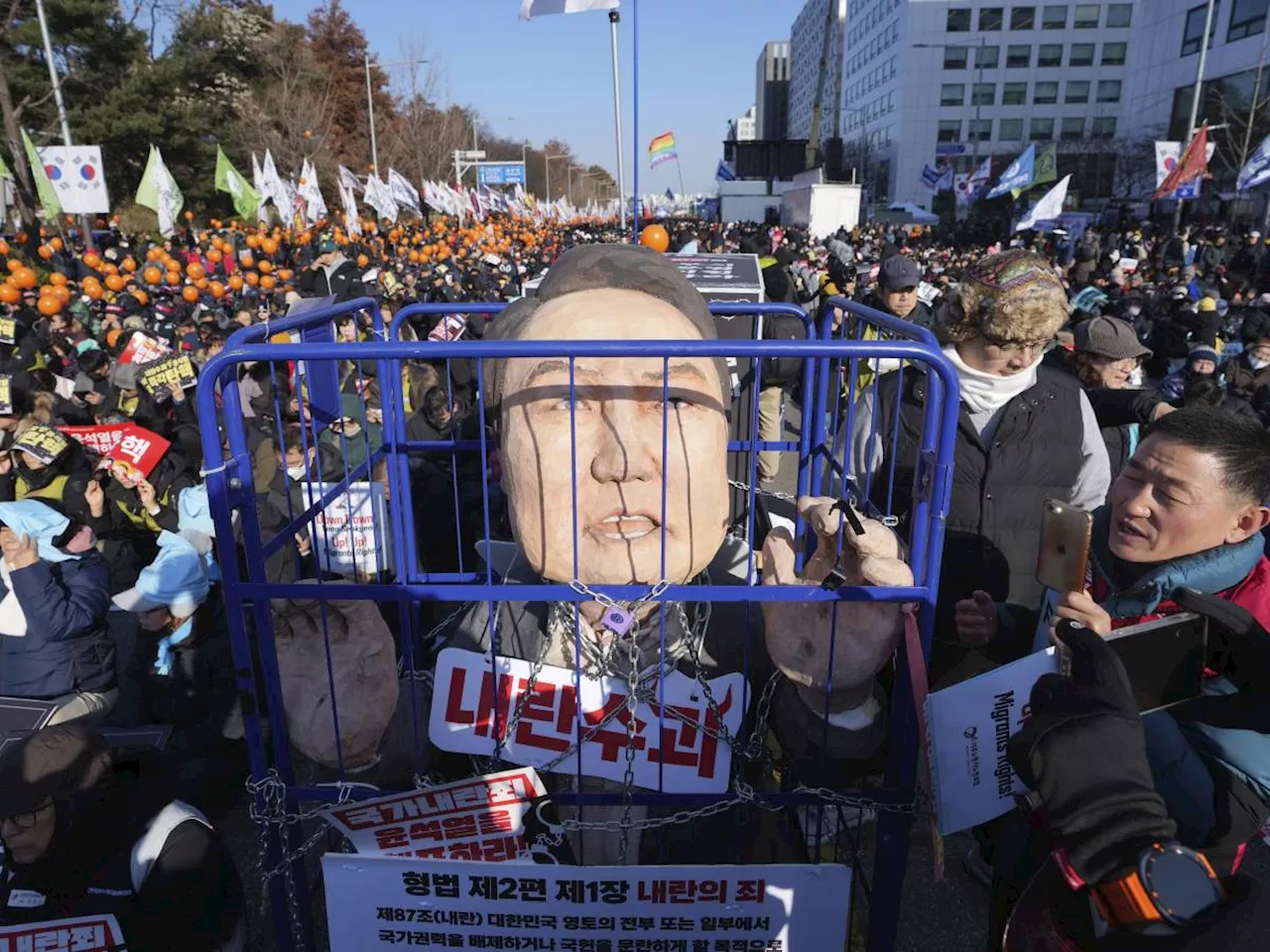 Corea del Sud, approvato l’impeachment per il presidente Yoon: che cosa succede adesso