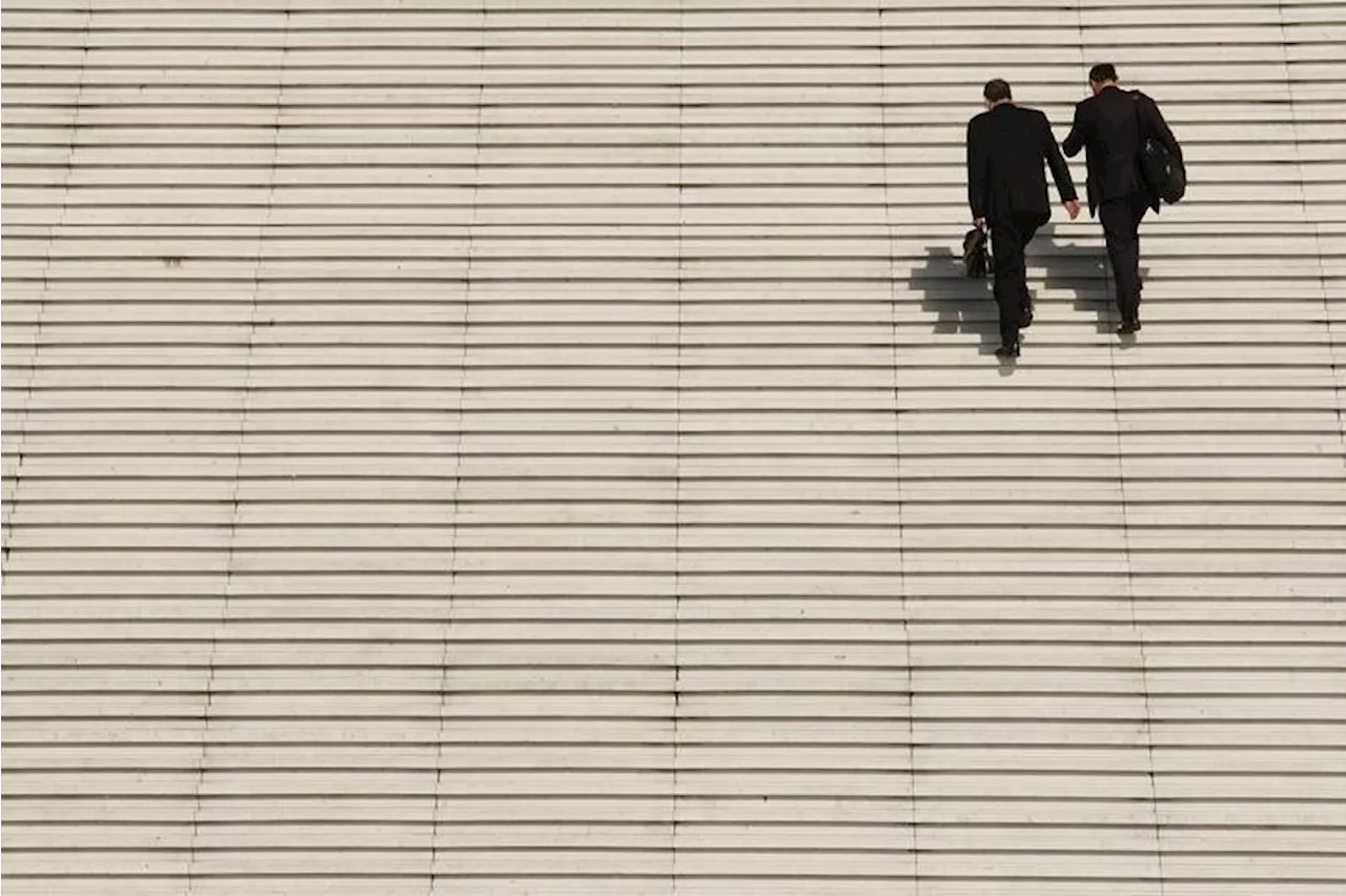 Junge Menschen mit Lücken im Finanzwissen