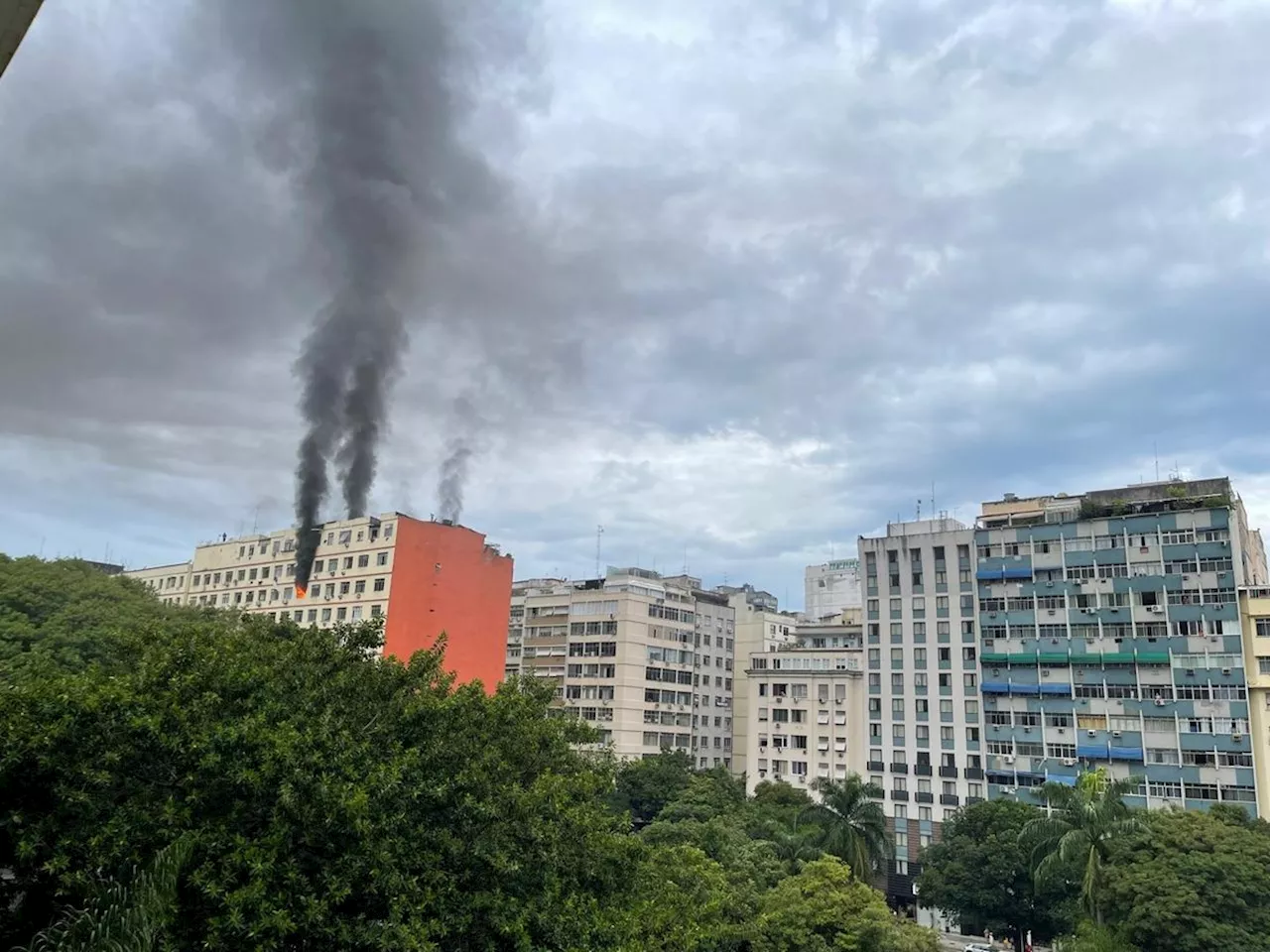 Bombeiros controlam incêndio em prédio de Copacabana, não houve feridos; vídeo