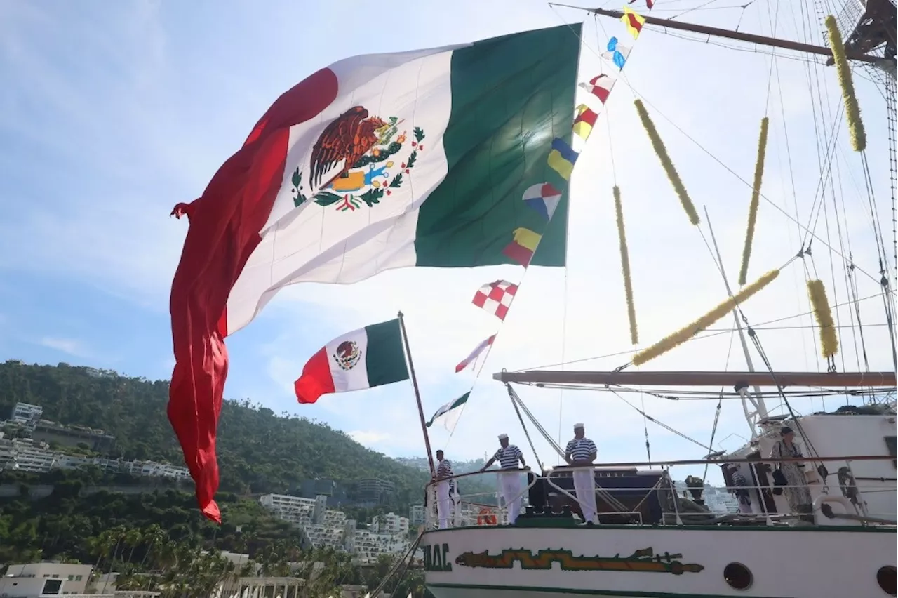 Buque Escuela Cuauhtémoc llega al puerto de Acapulco