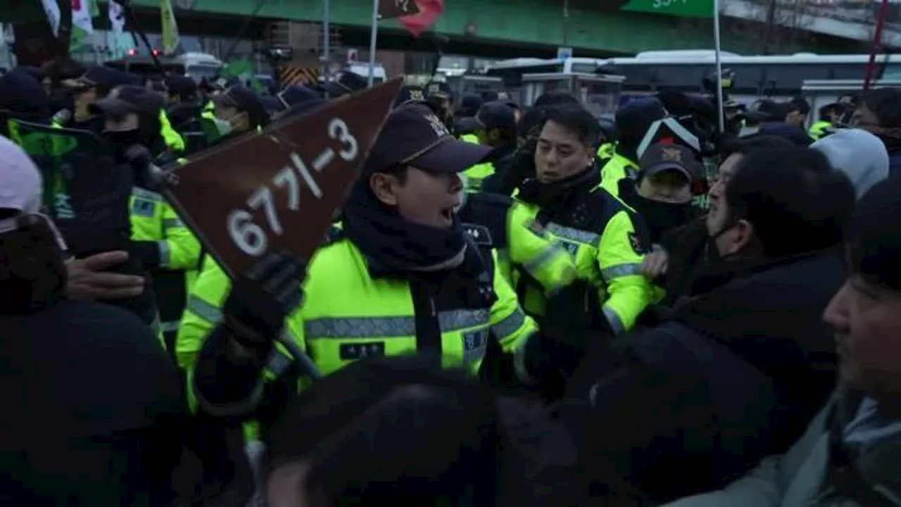 Corea del Sud, scontri tra manifestanti e polizia vicino alla residenza del presidente Yoon