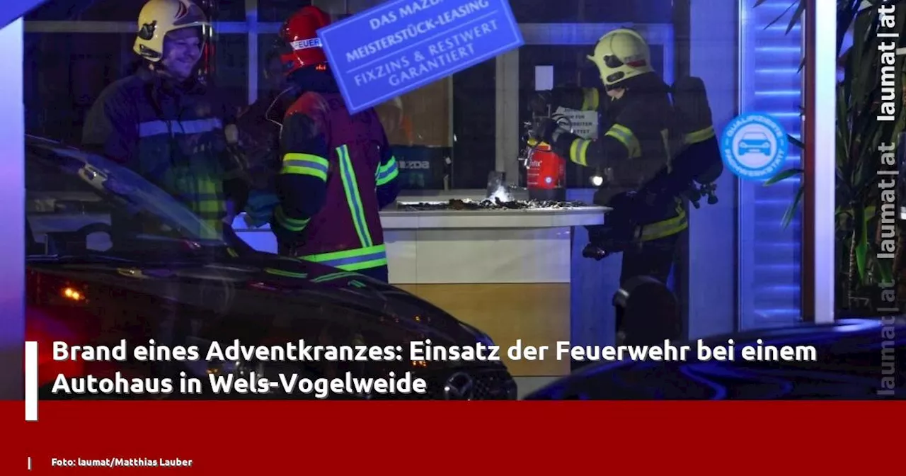 Brand eines Adventkranzes: Einsatz der Feuerwehr bei einem Autohaus in Wels-Vogelweide