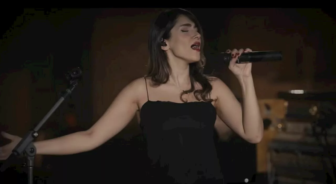 Parastoo Ahmadi, arrestata la cantante che ha sfidato l'Iran cantando senza hijab: «Non riesco a stare zitta,