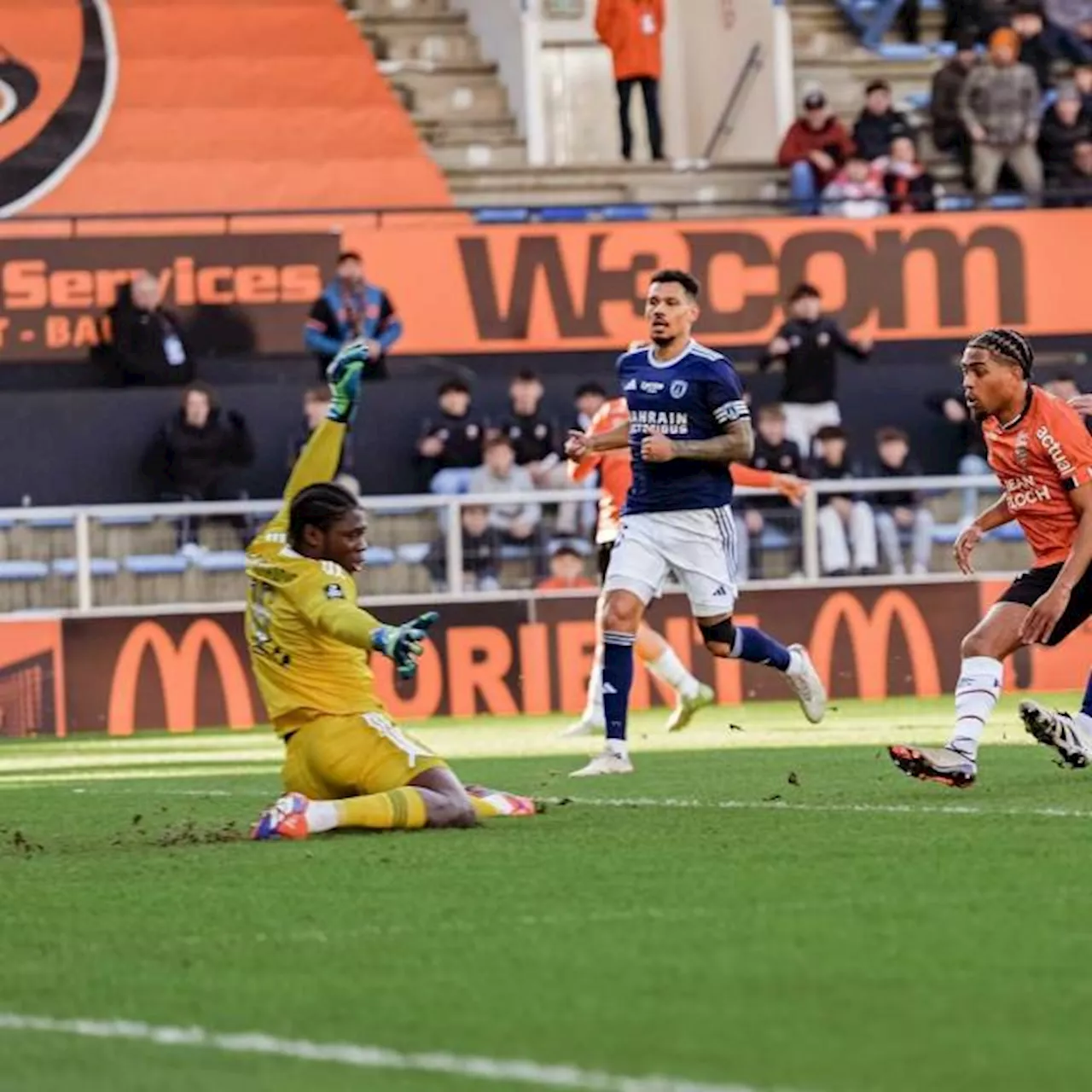 Lorient bat le Paris FC et prend le pouvoir en Ligue 2