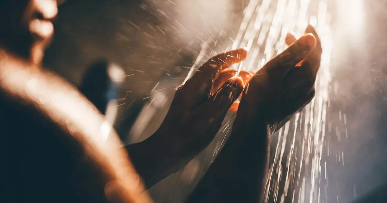 Ce qu’il faut faire (et ne pas faire) sous la douche pour éviter de décaper sa peau