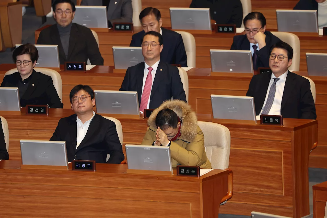 가결됐습니다…적막 흐른 국민의힘, 눈 질끈 감고 고개 떨어뜨려