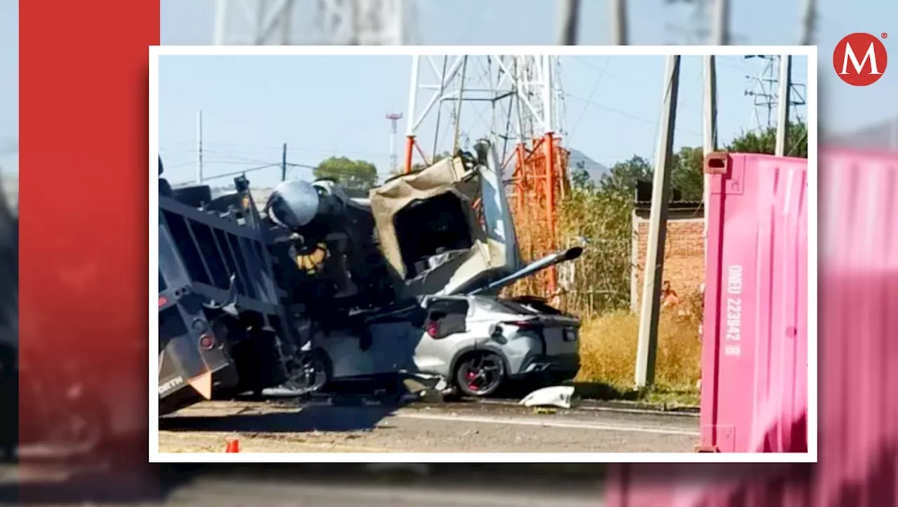 Tráiler destruye camioneta tras caer sobre ella en carretera de Pénjamo; el conductor sobrevive