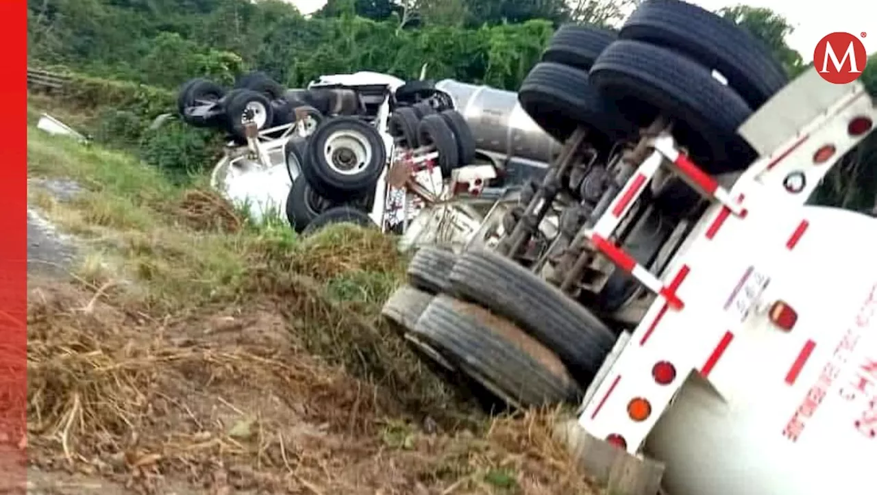 Vuelca pipa de doble remolque que transportaba amoniaco sobre la carretera Córdoba-Veracruz