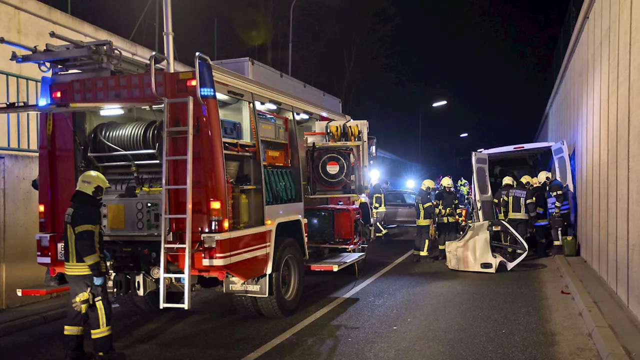 Schwerer Verkehrsunfall in Unterführung forderte Feuerwehren