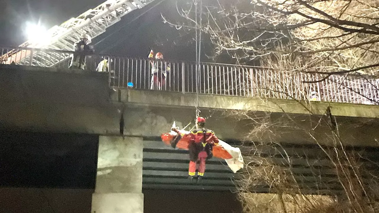 Höhenretter im Einsatz: Betrunkener fällt im Halbschlaf acht Meter tief auf Bahngleise