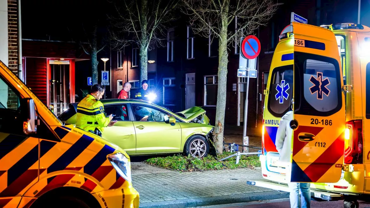 112-nieuws: auto crasht in Tilburg • zwaargewonde man naast fiets