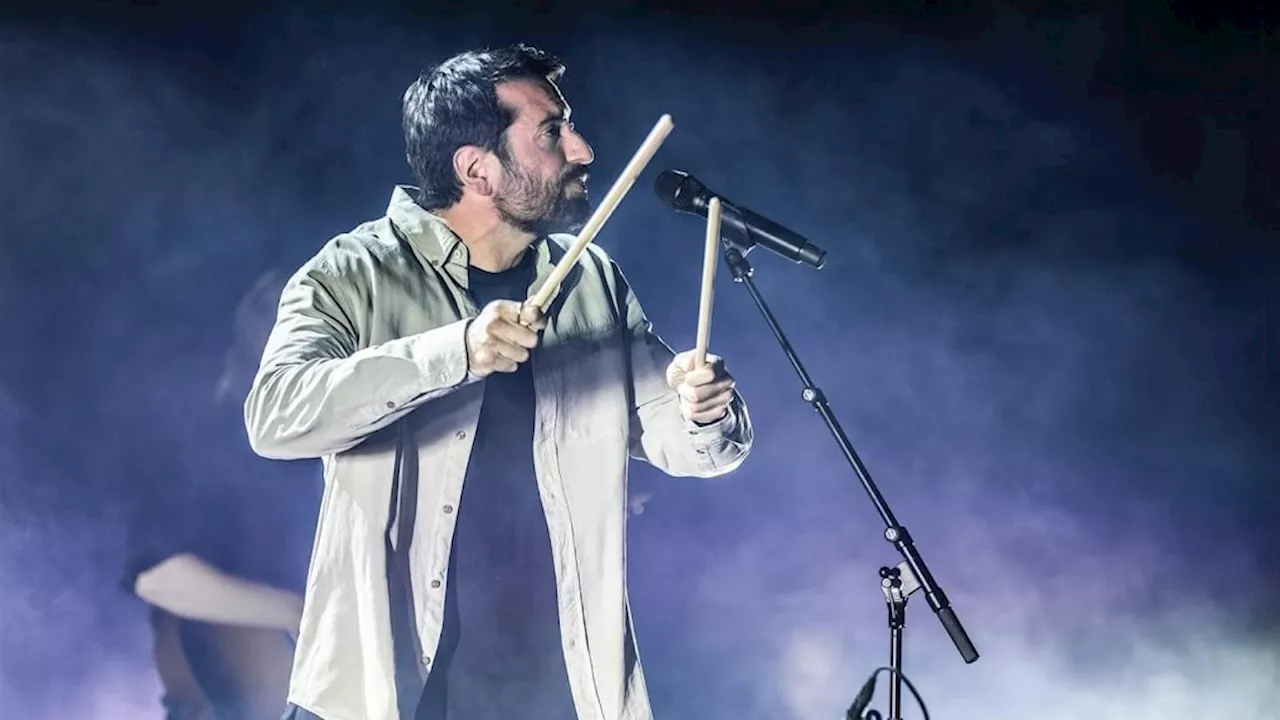 Zanger Dotan geeft armbandje aan paus Franciscus bij tweede ontmoeting