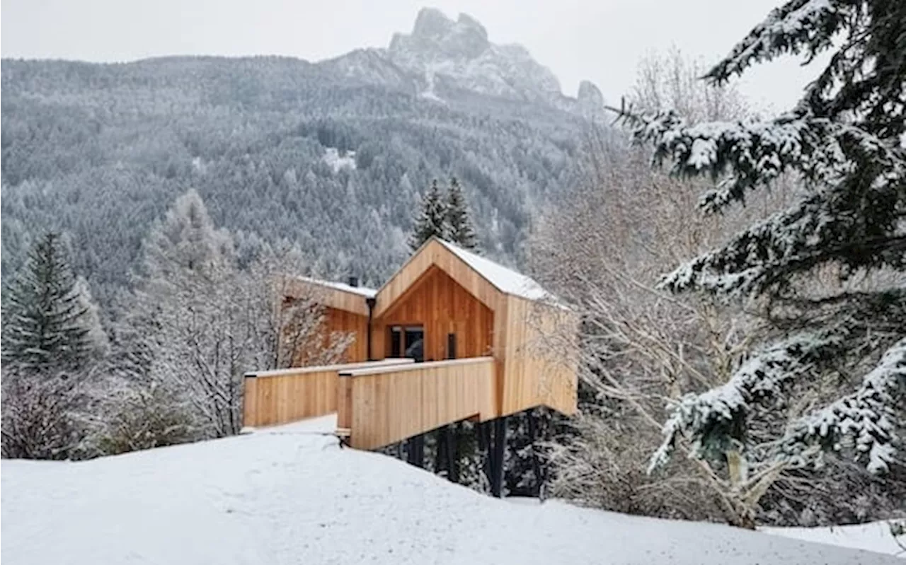 Due cuori e uno chalet, le baite più romantiche delle Alpi per una vacanza “coi fiocchi'